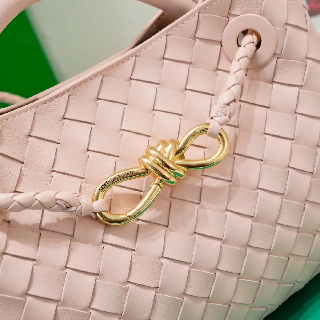 Batch 1860 B's 2023 spring and summer new model continues the brand's woven style with detailed metal knot switch buckles. This time, the shoulder straps are also made into tube weaves, showing different craftsmanship. The carrying method is versatile to create more different looks. Intrecciato woven leather small handbag, equipped with sliding crossbody strap. Internal compartments, including 1 zipper pocket and 2 open pockets with magnetic buckle closure. Size: 25*20*10cm, model: 7463#